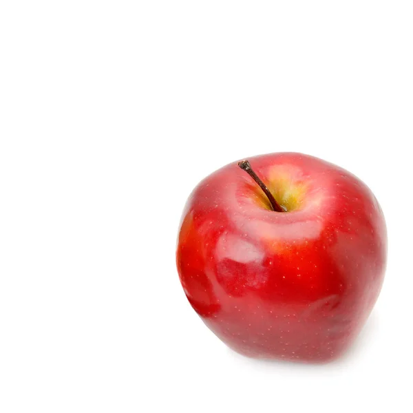 白い背景に隔離された赤いリンゴを出現させます テキストのためのフリースペース — ストック写真