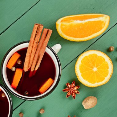 Noel, ahşap bir masada baharatlı ve meyveli kırmızı şarap. Geleneksel sıcak içecek Noel zamanı.