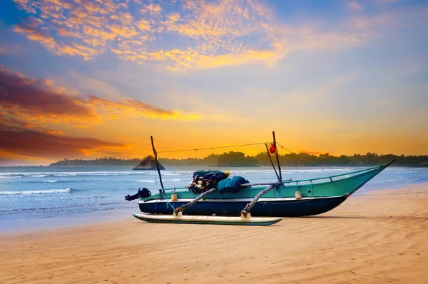 Prachtige Zeegezicht Tegen Achtergrond Van Zonsondergang Hemel Oceaan Een Oude — Stockfoto