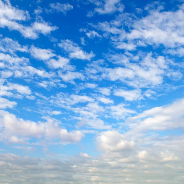 Blå Himmel Och Vackra Moln Vid Horisonten — Stockfoto