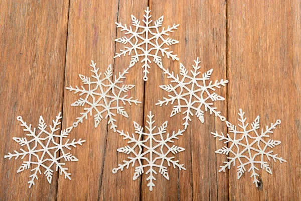 クリスマスの飾り 木製の背景に白い雪片 グリーティングカードのお祭りの背景 — ストック写真