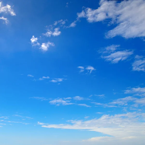 Slunečné Pozadí Modrá Obloha Bílými Mraky — Stock fotografie