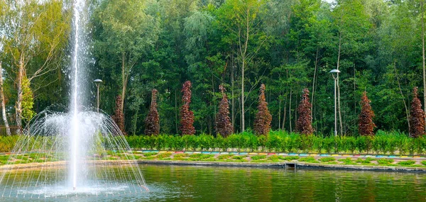 城市游乐园中一个小湖上的喷泉 全息图 — 图库照片