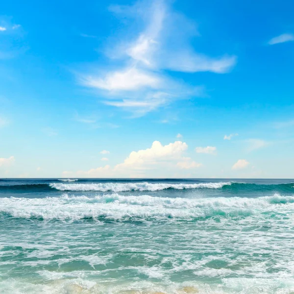 Fondo Olas Verano Superficie Marina Paisaje Acuático Exótico Con Nubes —  Fotos de Stock