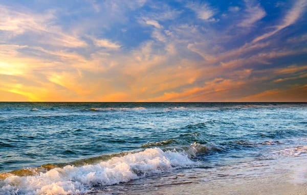 大海或海洋上方美丽的落日 明亮柔和的色彩 神奇的光芒 天空上的小云 阳光反射在水面上 沙滩上的沙子反射 热带浪漫度假时间的概念 — 图库照片