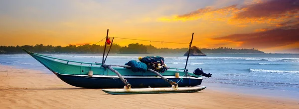 Prachtige Zeegezicht Tegen Achtergrond Van Zonsondergang Hemel Oceaan Een Oude — Stockfoto