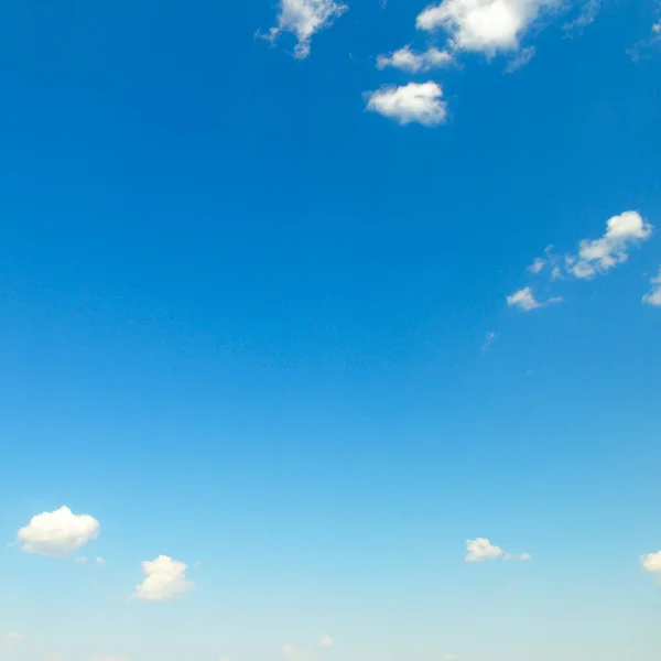 Блакитне Небо Красивими Природними Білими Хмарами — стокове фото