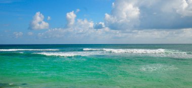 Deniz yüzeyi yaz dalgası arka planı. Ufukta bulutlar olan egzotik su manzarası. Geniş resim.