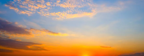 Niesamowite Letnie Tło Wschodu Słońca Piękny Płonący Zachód Słońca Szerokie — Zdjęcie stockowe