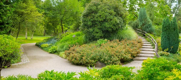 Stadspark Met Prachtige Bomen Struiken Een Decoratieve Trap Brede Foto — Stockfoto