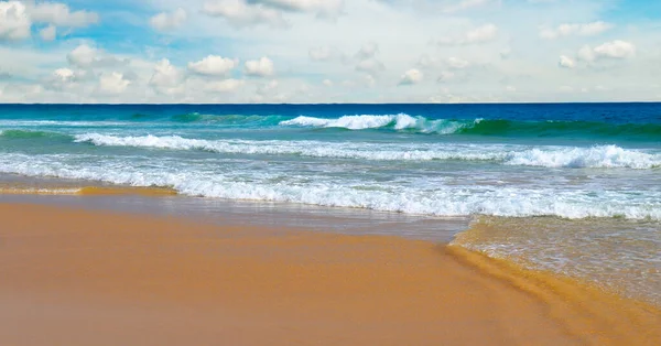 Fondo Olas Verano Superficie Marina Paisaje Acuático Exótico Con Nubes —  Fotos de Stock