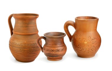 Eski seramik tencere ve kupa seti - beyaz arka planda izole mutfak retro ekipmanları.