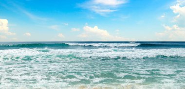 Mavi deniz manzarası. Mükemmel gökyüzü ve okyanus suyu. Geniş resim.