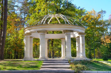 Güzel bir bahçe parkında bir çadır ya da çardak..