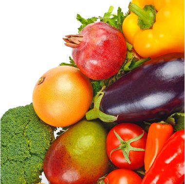 Meyveler ve sebzeler beyaz arka planda izole edilmiş. Sağlıklı yemek..