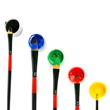 Renkli boyalı Gouaches ve fırçalar, beyaz arka planda izole edilmiş. Metin için boş alan.