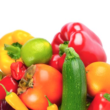 Beyaz arka planda izole edilmiş meyve ve sebze çeşitleri.