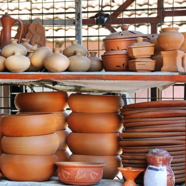 Çömlek atölyesinde seramik bulaşık takımı olan raflar. Geleneksel Sri Lanka toprak eşyalar çömleği.