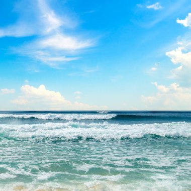 Güzel deniz ve bulutlu gökyüzü. Tatilde seyahat için arka plan dinlenme zamanı.