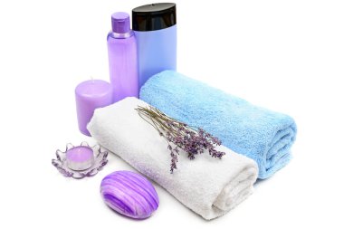 Beyaz arka planda lavanta içerikli banyo ve spa malzemeleri var..