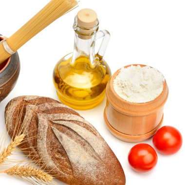 Doğal ürünler seti: ekmek, domates, beyaz arka planda izole edilmiş zeytinyağı.