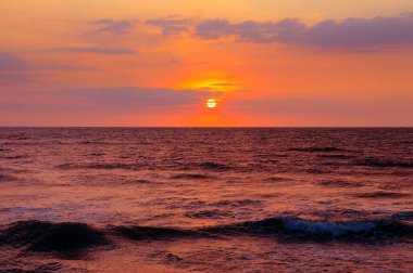 Tropikal denizin üzerinde güzel kızıl gün doğumu. Doğa manzarası