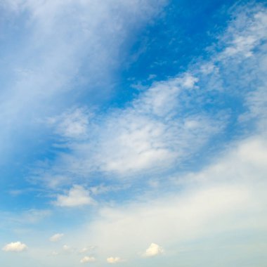 Mavi gökyüzü, beyaz, yumuşak bulutlar.