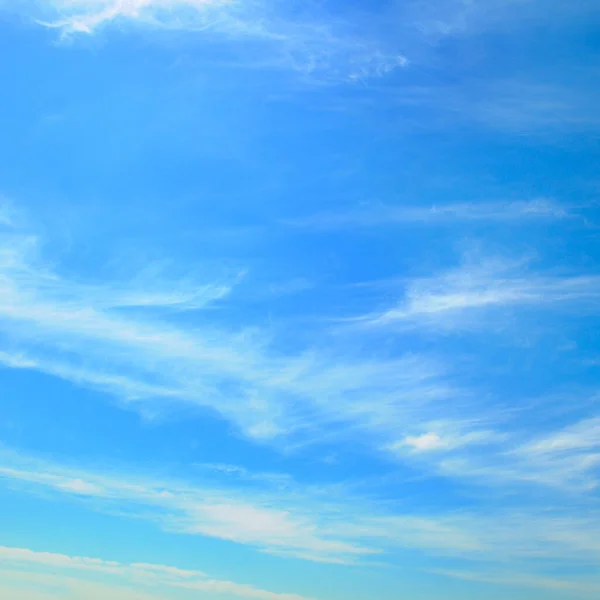 Blå Himmel Med Vita Mjuka Moln Bakgrund — Stockfoto