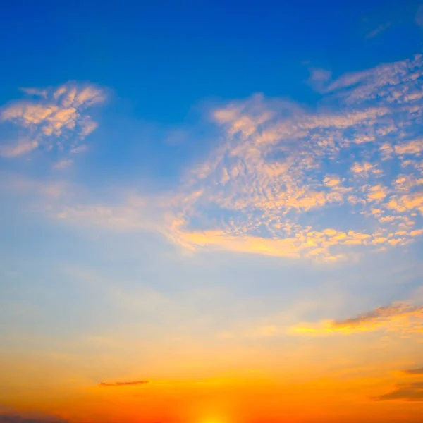 Herrliche Landschaft Mit Starkem Sonnenaufgang Und Wolken Orangen Himmel — Stockfoto