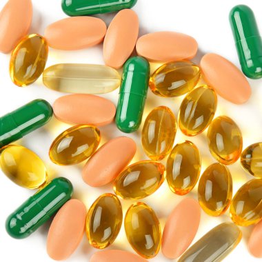 Beyaz arka planda izole edilmiş tıbbi haplar. Konsept tedavi ve sağlık hizmetleri..