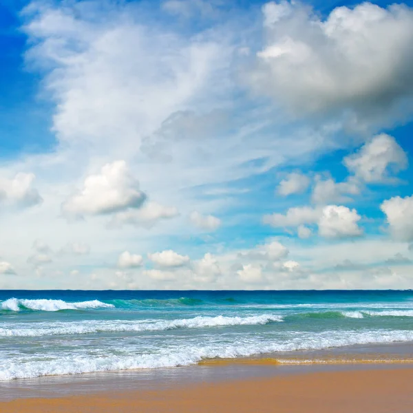 Seascape Bakgrund Vågigt Blått Hav Och Himmel Med Moln — Stockfoto