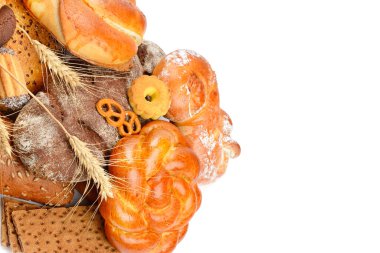 Ekmek ve Fırın Ürünleri beyaz arka planda izole edildi. Sağlıklı yiyecekler. Metin için boş alan.