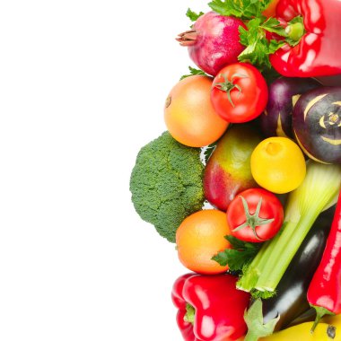 Beyaz arka planda izole edilmiş sebze ve meyve seti. Metin için boş alan.