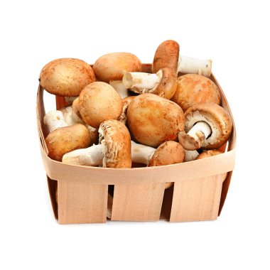 Hasır sepetteki taze şampiyonlar beyaz arka planda izole edilmiş..