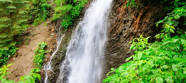 Wodospad Górskiej Rzece Piękne Naturalne Tło Odpocznij Górach Szerokie Zdjęcie — Zdjęcie stockowe