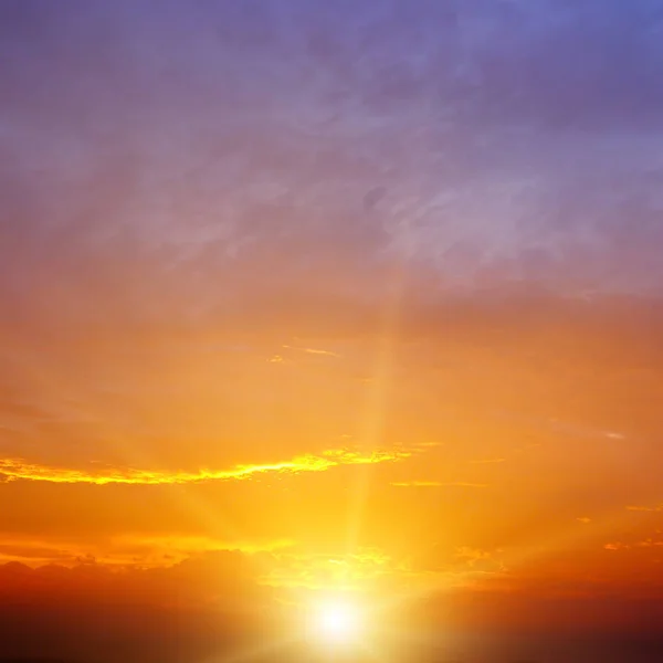 Tramonto Con Sole Nuvole Cielo Blu Arancione Drammatico Con Raggi — Foto Stock