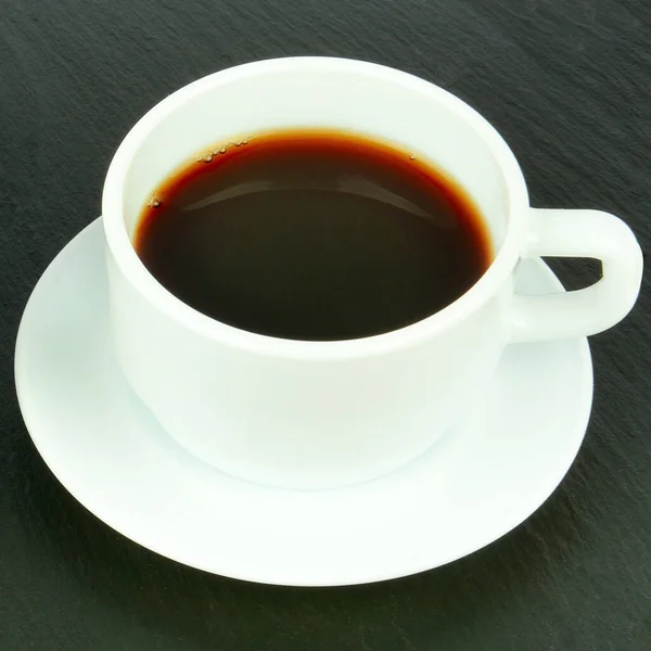 Weiße Tasse Kaffee Auf Schwarzem Hintergrund — Stockfoto