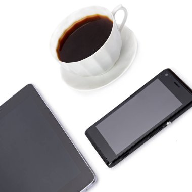 Beyaz arka planda izole edilmiş akıllı telefon, tablet ve kahve fincanı. İş konsepti.