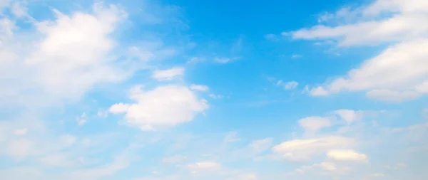 Nuvole Bianche Sul Cielo Blu Perfetto Sfondo Ampia Foto — Foto Stock
