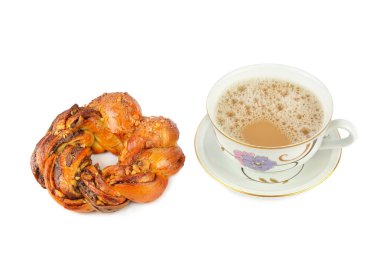 Sıcak çikolata ve çörek beyaz arka planda izole edilmiş..