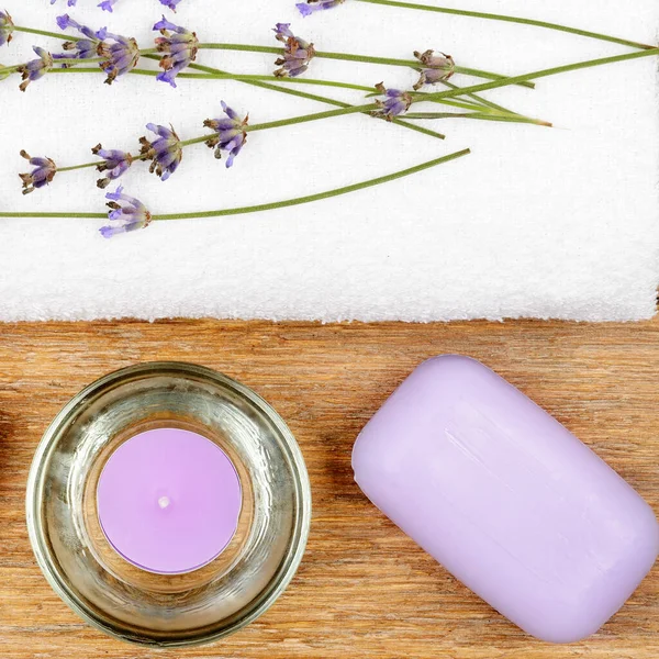 Spa Accessoires Lavendelseife Duftkerze Getrocknete Lavendelblüten Und Ein Handtuch Auf — Stockfoto