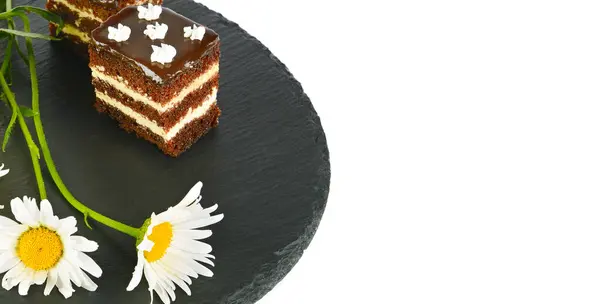 Gâteau Chocolat Marguerites Blanches Sur Plateau Noir Isolé Sur Fond — Photo