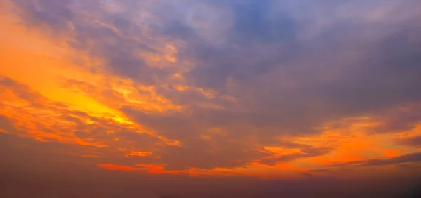 Kolorowe Dramatyczne Niebo Chmurą Zachodzie Słońca Szerokie Zdjęcie — Zdjęcie stockowe