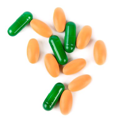 İlaçlar ve tıbbi uyuşturucular beyaz arka planda izole edildi.