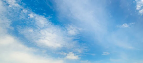 Cielo Azul Con Hermosas Nubes Blancas Naturales Foto Amplia — Foto de Stock