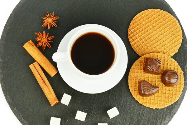 Une Tasse Café Aromatique Gaufres Chocolats Épices Sur Plateau Noir — Photo