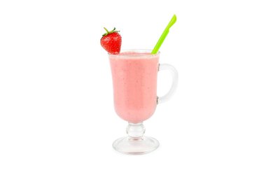 Bir bardak taze çilekli milkshake, smoothie ve beyaz arka planda izole edilmiş taze çilekler. Sağlıklı yiyecek ve içecek konsepti.
