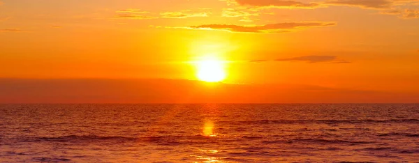 Όμορφο Τοπίο Πάνω Από Θάλασσα Ηλιοβασίλεμα Ευρεία Φωτογραφία — Φωτογραφία Αρχείου