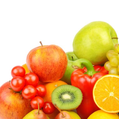 Meyve ve sebzeler beyaz arka planda izole edilmiş bir tabakta. Metin için boş alan var.