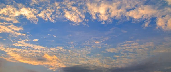 Färgglad Dramatisk Himmel Med Moln Vid Soluppgången Brett Foto — Stockfoto